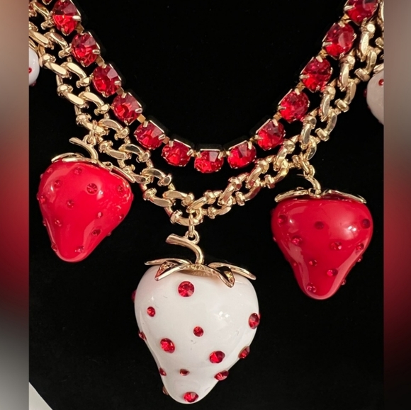 New! BETSEY JOHNSON Strawberry Fields Collection Statement Necklace. - Picture 3 of 8
